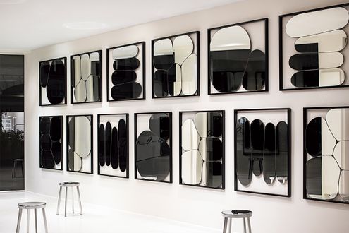 青山「MAGISショールーム」　彫刻のようなミラーが室内をポップな雰囲気に