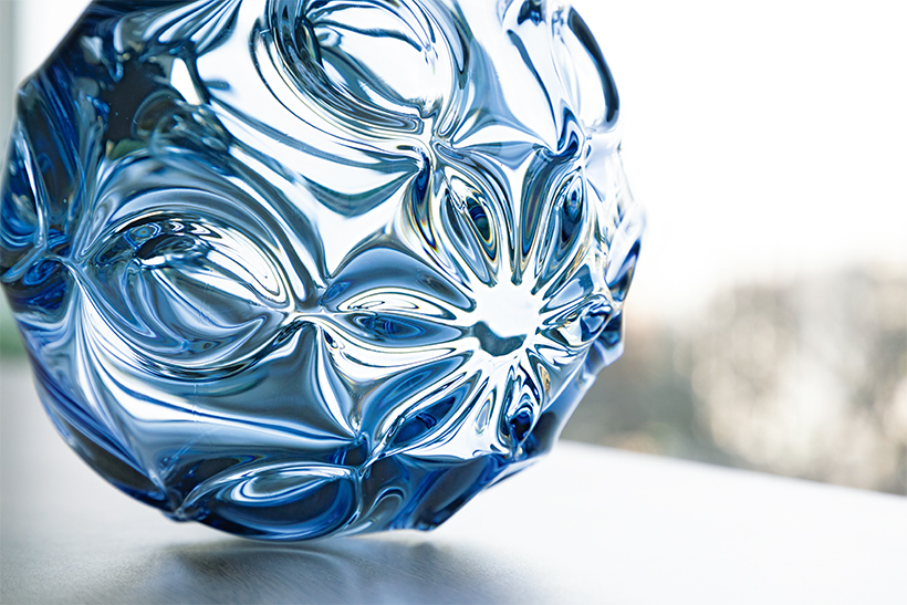 厚みのあるガラスで優しい光を灯す 808GLASSのランプシェード | 家庭画