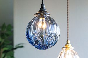 厚みのあるガラスで優しい光を灯す　808GLASSのランプシェード