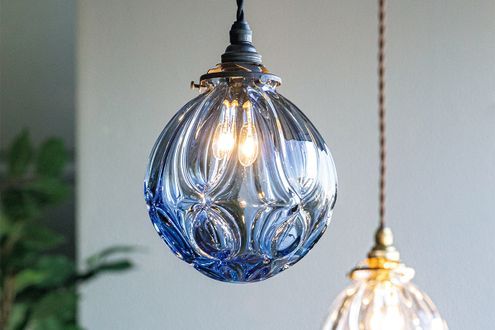 厚みのあるガラスで優しい光を灯す　808GLASSのランプシェード