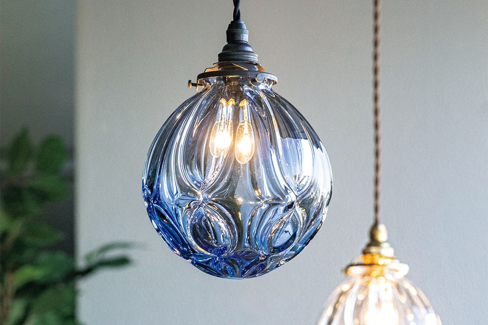 厚みのあるガラスで優しい光を灯す　808GLASSのランプシェード