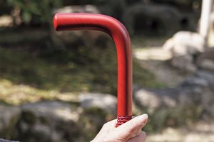 ミラノ拠点のデザイナー・武内経至さんが手がける杖　機能美が光ります