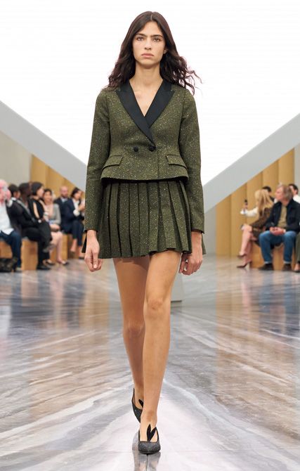 DIOR：1947年に「ニュールック」として時代を変えた“バー”ジャケットが、ウルトラミニとともに甦ります。