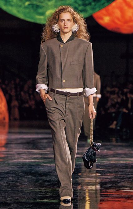 CHANEL：ショーのスタートを飾ったパンツスタイルのスーツ。メンズライクな素材とスタイルながら、ショートジャケットの裾の内側にはメゾンのアイコンのチェーンがあしらわれ、美しいシルエットを演出しています。