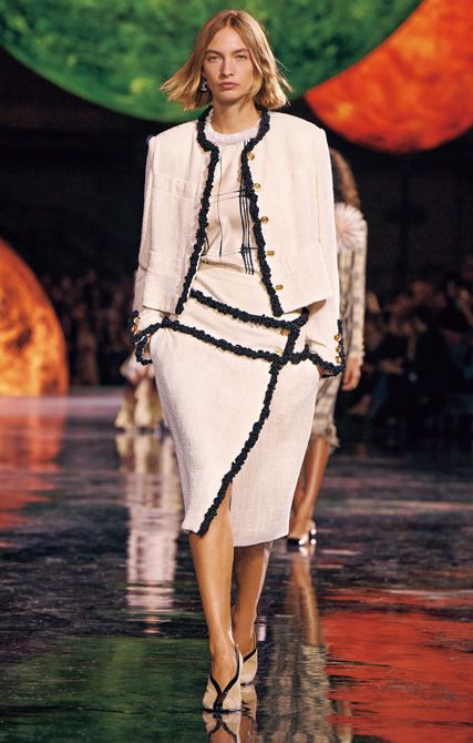 CHANEL：ブランドのアイコニックな白のツイードスーツは、ウエスト位置を下げて自由な動きを表現。