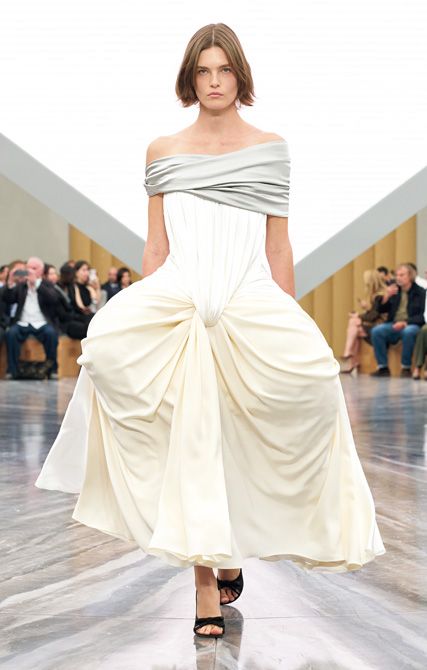 DIOR：クリスチャン・ディオールの50年代のデザインから着想を得て、リボンやドレープ、シルエットを現代的に変換したドレス。