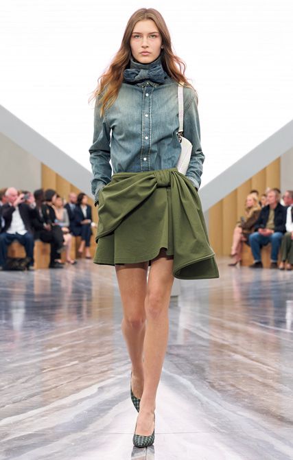 DIOR：首もとで高く結んだリボンは17世紀に流行した“クラバット”のイメージ。服飾文化に敬意を表すメゾンの精神をデニム素材のカジュアルさで表現。ミニスカートのリボンもクチュール風。