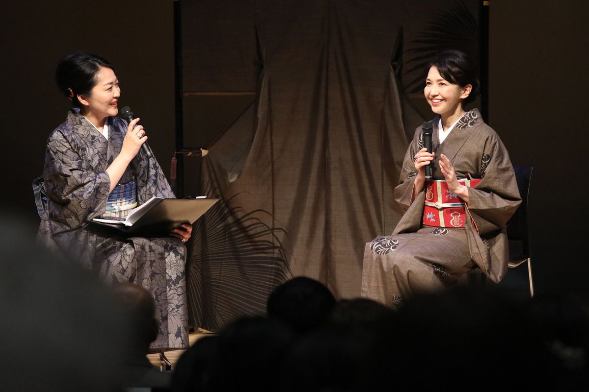 トークショーには、ツアー参加者のほか地元の方々も含め約200人が集まり、賀来さんのきもの談議に耳を傾けました。