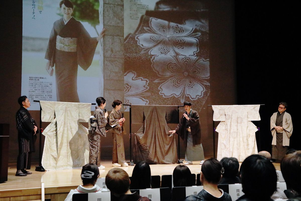 左から、藤絹商工協同組合理事・藤 陽一さん、『きものSalon』編集長・森内千鶴、賀来千香子さん、本場奄美大島紬協同組合理事長・黒田康則さん、本場大島紬織物協同組合理事長・大瀬輝也さん。