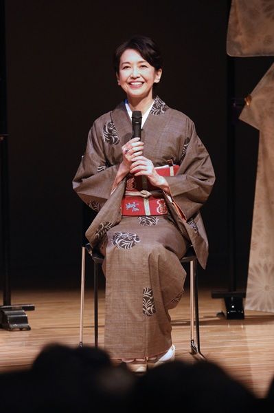 この日の賀来さんの装いは、ご自前の泥大島。きもの好きの叔母様とお母様が賀来さんのために見立てたという、ススキを丸文の飛び柄で織り上げた現代的な一枚です。