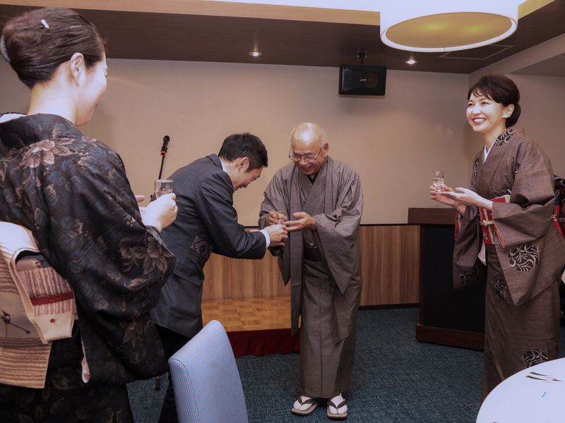 参加者の皆さんが黒糖焼酎で乾杯。左から、「紬美人」の川畑賀子さん、鹿児島県奄美市長・安田壮平さん、鹿児島県龍郷町長・竹田泰典さん、そして賀来さん。