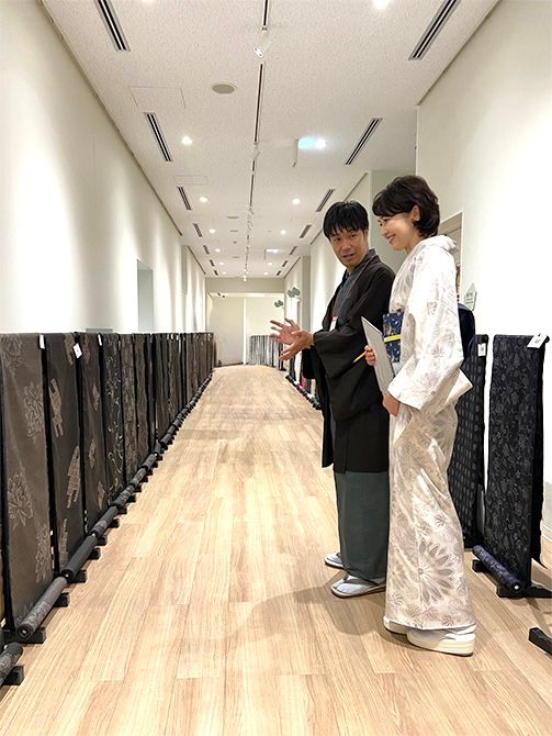 賀来さんはこの日、『きものSalon』の撮影で着用した白大島姿で投票会場に登場。作品一点一点をじっくり観賞しながら投票しました。