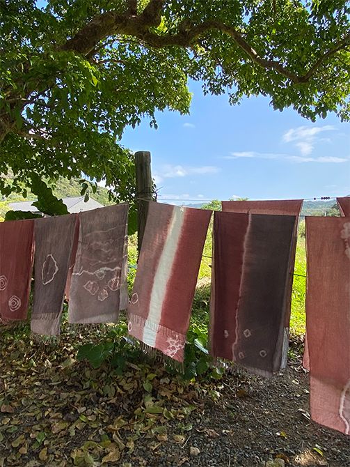 染め上がったらじっくりと自然乾燥。世界で一枚だけの貴重なストールの完成です。