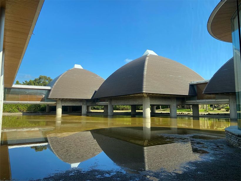 田中一村美術館の印象的な建築は、奄美大島伝統の「高倉」をイメージしています。