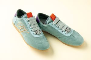 鮮やかな色彩に心躍る、「ロジェ ヴィヴィエ」のスニーカー