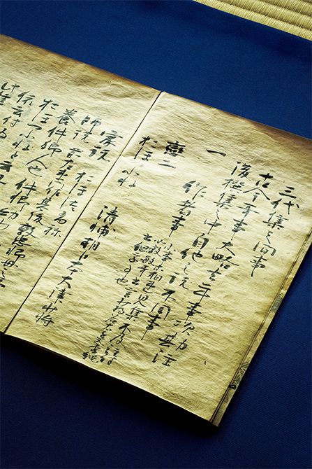 藤原定家が父・俊成の「三代集」を写し、その解説を記した『三代集間事（さんだいしゅうあいだのこと）』。本作は、その定家の筆致を小堀遠州が写したもの。