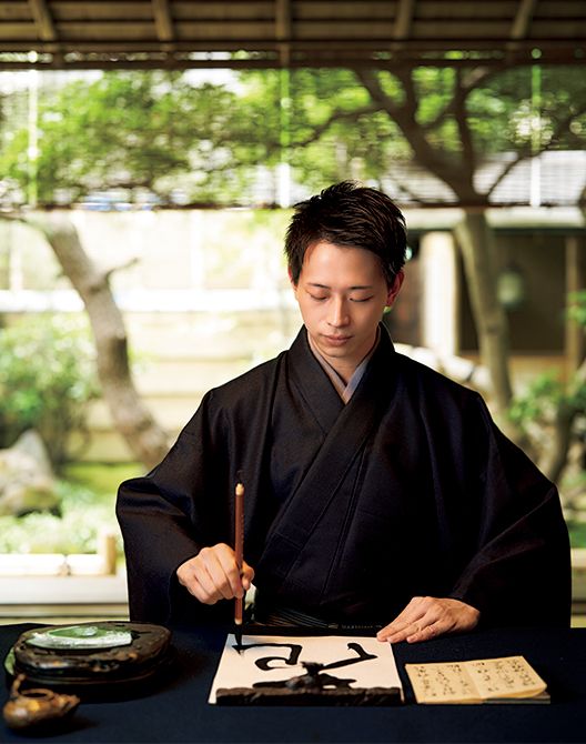 『庭訓往来（ていきんおうらい）』を手本に「花」という字を書く若宗匠。「筆を通して表れる線は己の心身そのもの。誠実に、丁寧に書くことを大切にしています」と話す。『庭訓往来』とは、江戸時代に寺子屋で普及した手紙文例集。
