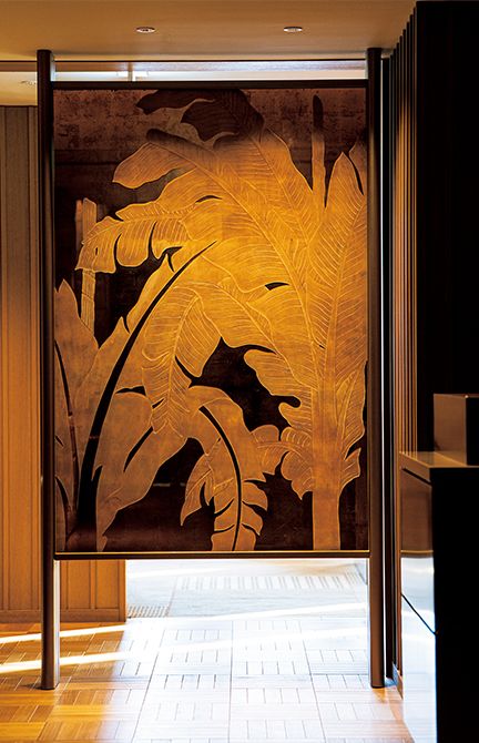 至るところに弥栄会館時代の装飾品が。オールデイダイニング「弥栄」入り口の芭蕉のレリーフは、かつては貴賓室にあった。