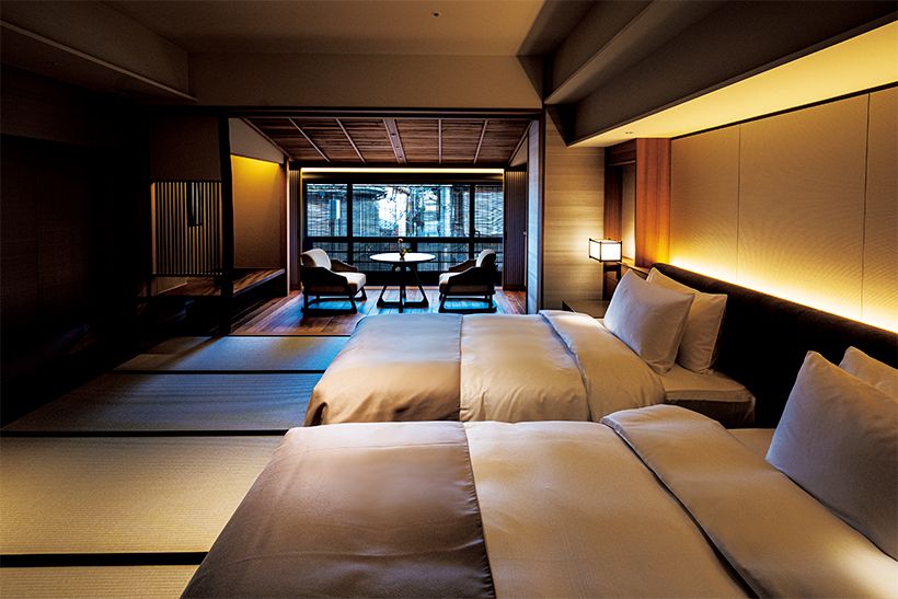 開業にあたり新しく増設された北棟の客室「北棟グランドプレミア」。畳敷きが採用され、天井の仕上げや格子のデザインなど、京町家の風情を感じられる。