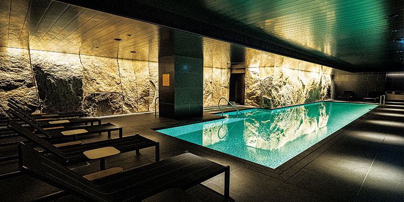 北木石（きたぎいし）を壁に配した荘厳な雰囲気のプール。