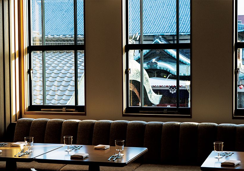 オールデイダイニング「弥栄」の窓際席。目の前に歌舞練場の屋根を臨む。