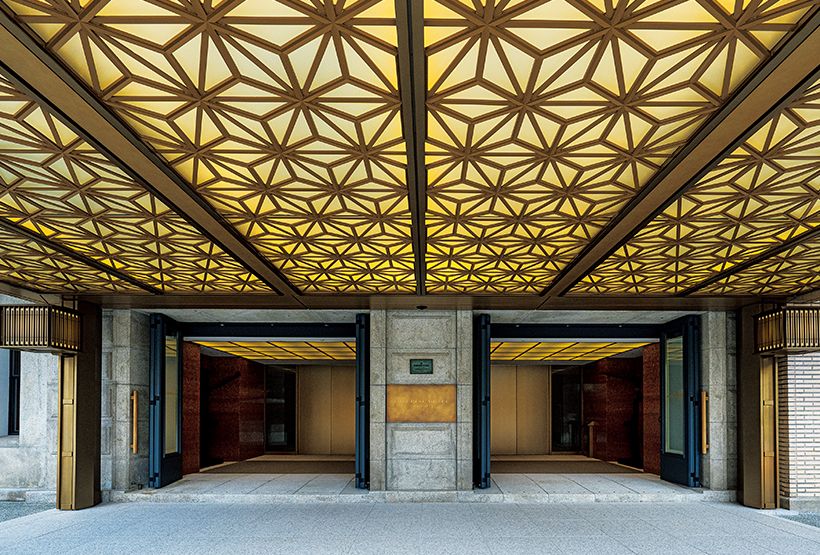 麻の葉文様の天井が印象的な車寄せ。