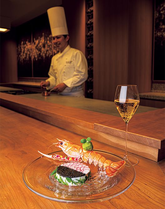 4月のコース「清明」より「手長海老」。料理長がその味に感動したという、沼津産の大きな手長海老。一匹分の剝き身をマリネし、キャビアと二十日大根、ひまわりの葉をあしらった目にもおいしい一皿。揚げたてのフリット、うまみたっぷりのソースとともに。コース1名3 万8000円～。