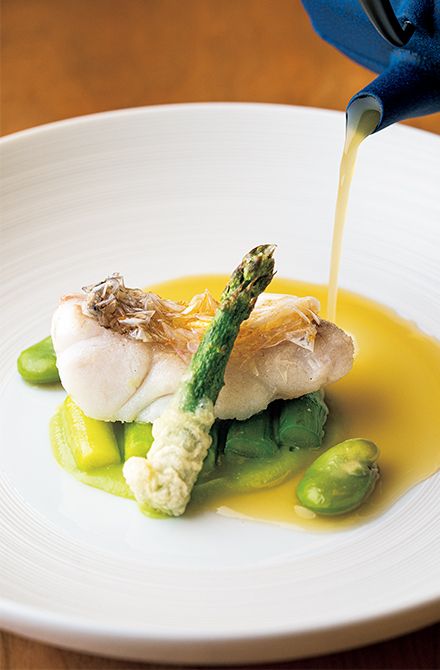 4月のコース「清明」より「甘鯛」。鯛は客の目の前で松笠焼きに。季節の野菜を添えて。