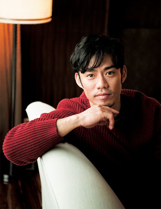 「赤はもともと好きな色」という高橋さん。私服風のナチュラルな着こなしで。