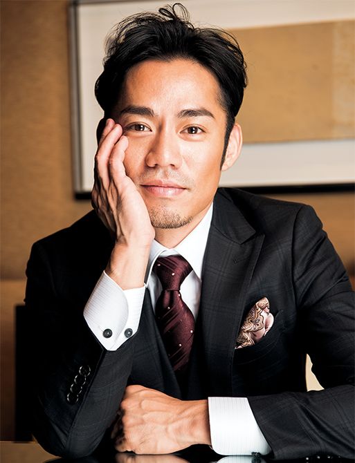 実はチェック柄のスーツ。昔は苦手だったというが、お似合いです！