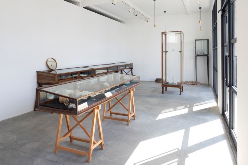 工房や石のストックルームがある本社と、未知を1本はさんだ向かい側にあるギャラリー（写真上）。