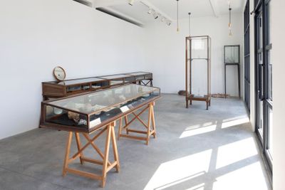 工房や石のストックルームがある本社と、未知を1本はさんだ向かい側にあるギャラリー（写真上）。