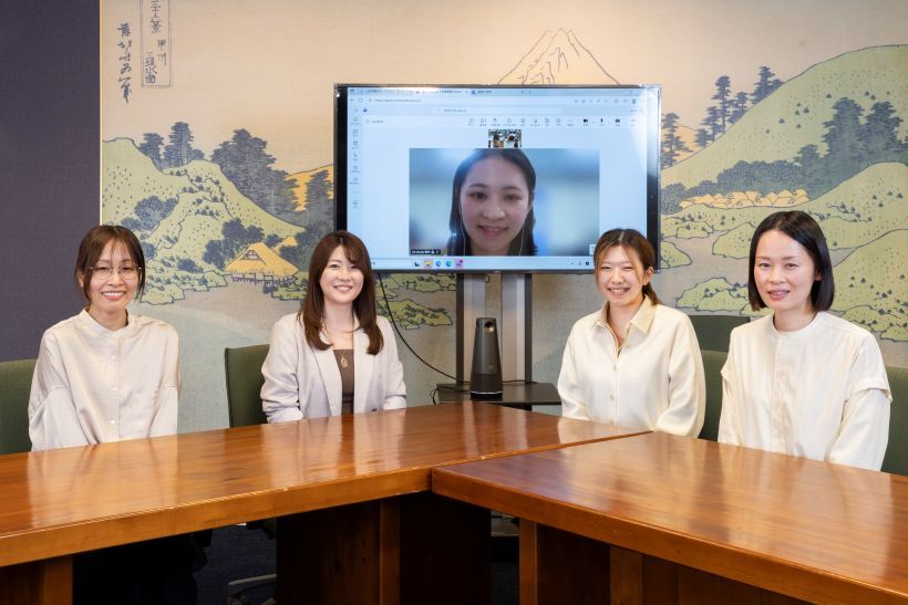 今回、新井さんはオンラインでの参加。左から曲淵さん、小田切さん、新井さん、一ノ関さん、大城さん。
