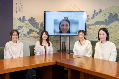 今回、新井さんはオンラインでの参加。左から曲淵さん、小田切さん、新井さん、一ノ関さん、大城さん。