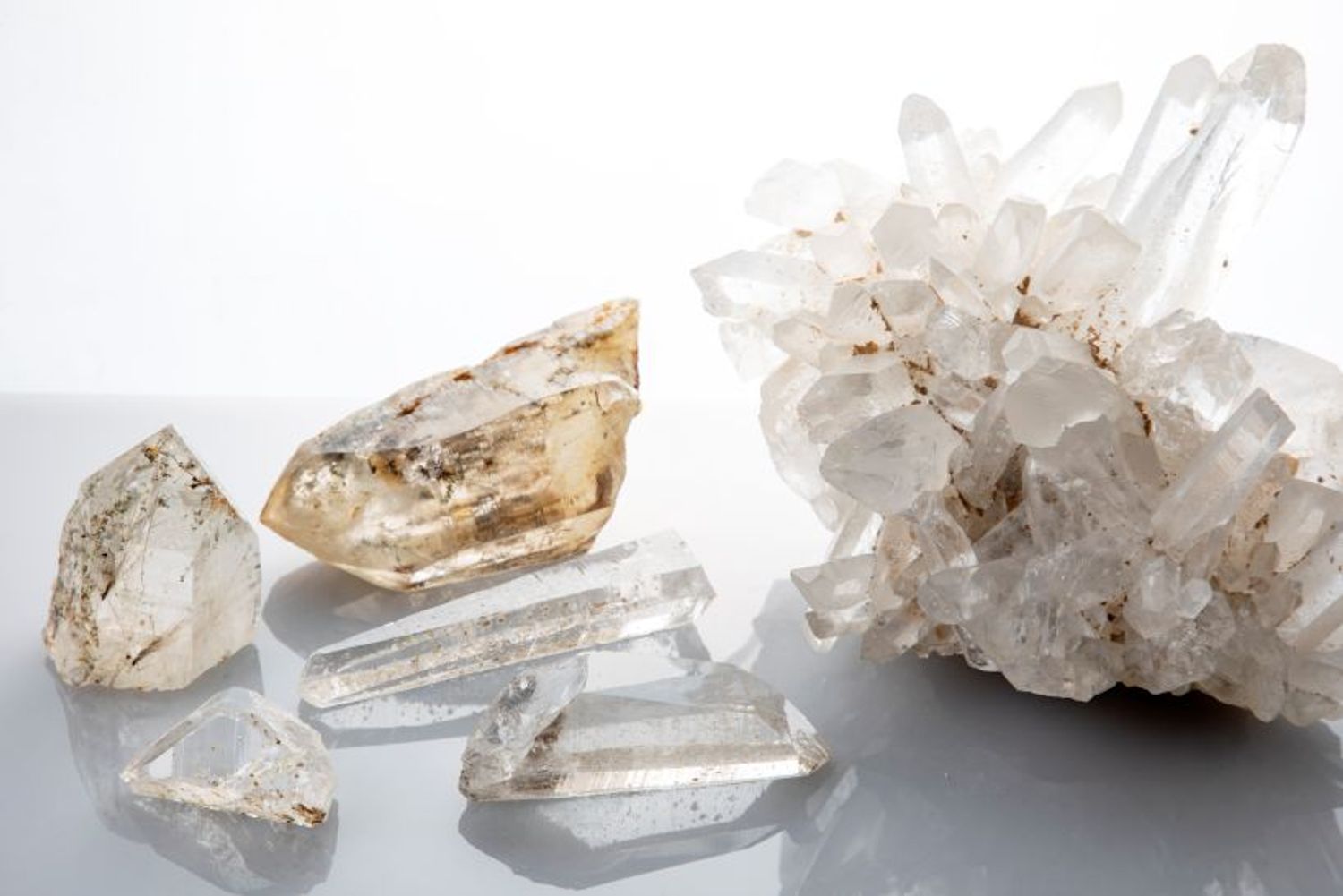 山梨県で採掘された水晶の数々（山梨ジュエリーミュージアム所蔵）。