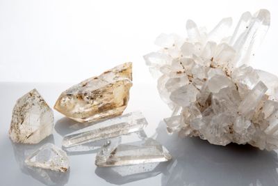 山梨県で採掘された水晶の数々（山梨ジュエリーミュージアム所蔵）。