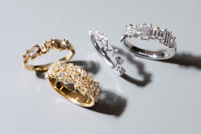 様々なカットを施したダイヤモンドが、軽やかなダンスを踊っているようにセッティングされたリング。新井七奈香さんのオリジナルブランド、niin jewerly の新作です。