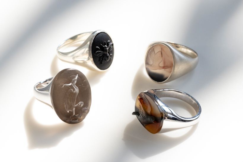 縦式で彫刻した石を使ったリング。