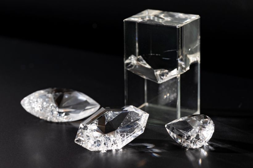 砥石に石の面を当てて行う研磨は、作業をしている側からはどれくらい磨けているのか、削れているのかが見えないとても難しい作業。大城かん奈さんの作品のクオリティには全員がため息をつきました。