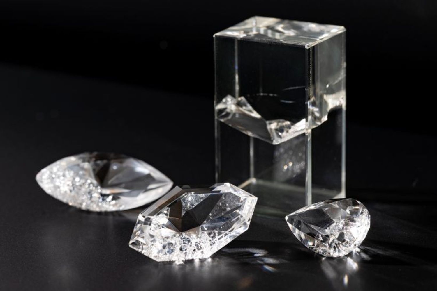 砥石に石の面を当てて行う研磨は、作業をしている側からはどれくらい磨けているのか、削れているのかが見えないとても難しい作業。大城かん奈さんの作品のクオリティには全員がため息をつきました。