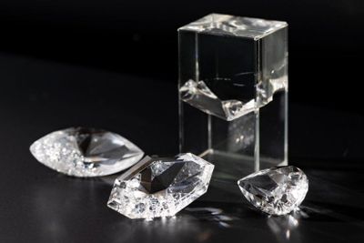 砥石に石の面を当てて行う研磨は、作業をしている側からはどれくらい磨けているのか、削れているのかが見えないとても難しい作業。大城かん奈さんの作品のクオリティには全員がため息をつきました。