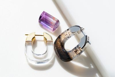 横式で面を磨き上げて作られたピアスやルース。