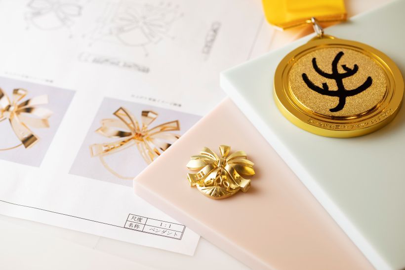 2025年度の技能五輪全国大会で3年生の土田里彩子さんが金賞受賞。作品とメダルは学校にとっても宝物です。