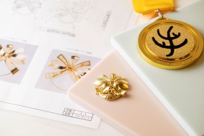 2025年度の技能五輪全国大会で3年生の土田里彩子さんが金賞受賞。作品とメダルは学校にとっても宝物です。