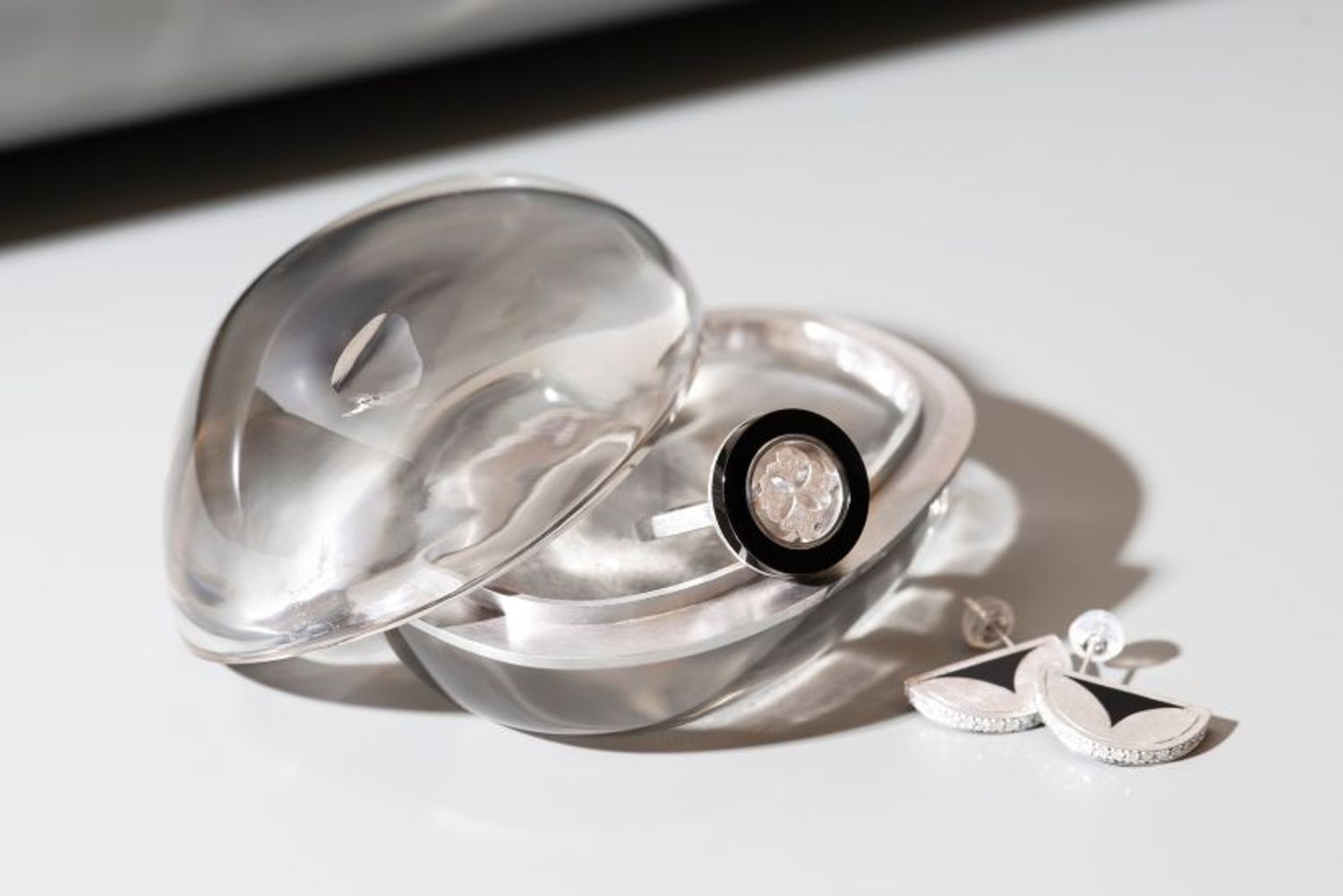 透き通っているのに、命が宿っているような印象の香合。ユニークなものを作る職人になりたいと語る曲淵祐里佳さんの作品です。