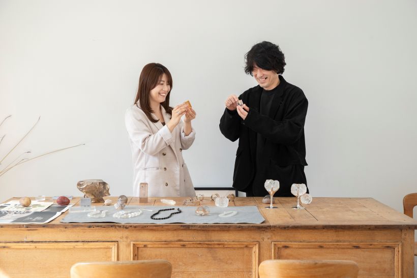 石を見ながら話し始めると、止まらなくなる詫間さんと小田切さん。