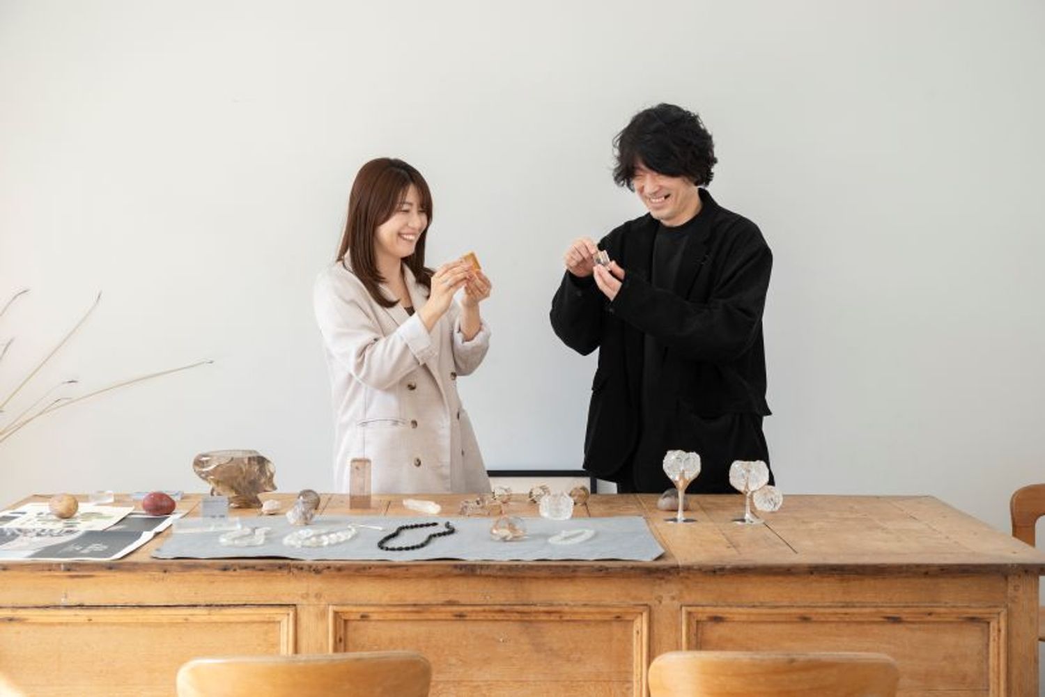 石を見ながら話し始めると、止まらなくなる詫間さんと小田切さん。