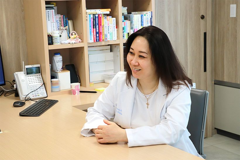 「女性の薄毛は単純に加齢によるものだけではなく、生活習慣や体質、環境などが複合的に絡み合って生じます」と話す浜中先生。