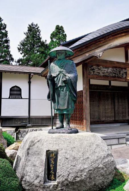 親鸞聖人の像も桜が眺められる向きに立っている。