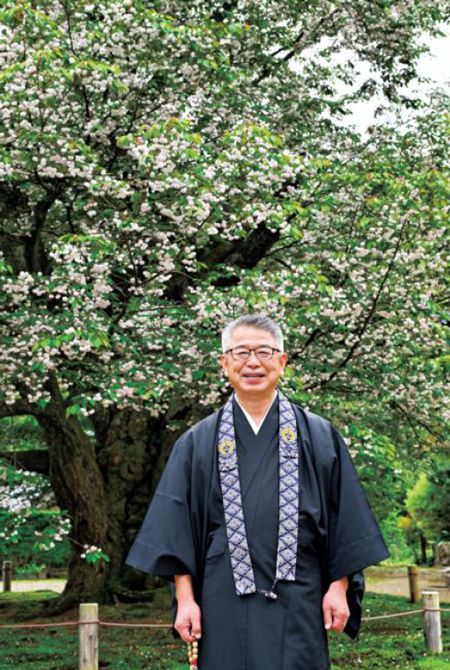 古い新聞記事など貴重な資料を指し示しながら、桜の話を聞かせてくださった第18代住職の萩山教彰さん。先代住職の父、教審さんが書き残したノートによると、1983年に石川県指定天然記念物「善正寺菊桜」となるまで、歴代の住職は「数珠桜」と呼んでいたのだそう。